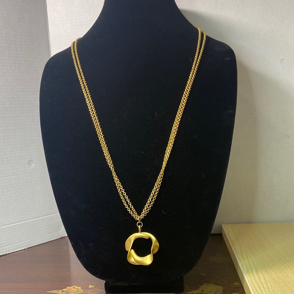 Elegant Gold Tone Pendant Necklace